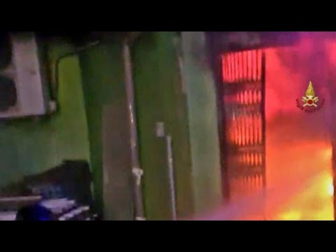 Roma: incendio a Castel Romano, distrutto il grande magazzino «Orizzonte»
