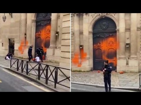 Blitz degli ambientalisti a Parigi: gettata vernice su facciata della sede del governo