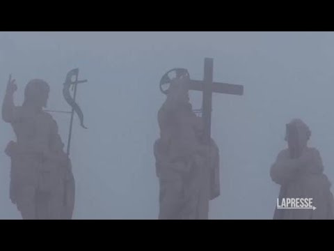 San Pietro avvolta nella nebbia nel giorno del funerale di Ratzinger