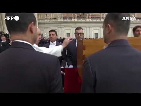 Papa Francesco prega sul feretro di Benedetto XVI