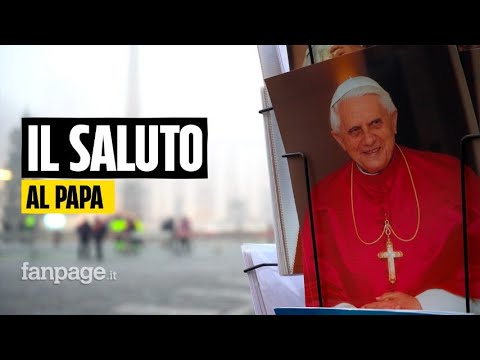 Folla a San Pietro per i funerali di Papa Ratzinger: “Qui per ringraziarlo per semplicità e umiltà”