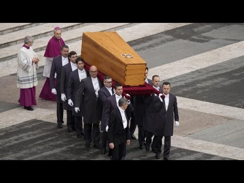 Arriva il feretro di Ratzinger: la bara in processione