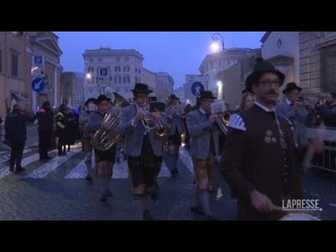 Bande bavaresi in abiti tradizionali suonano a San Pietro