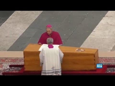 Padre Georg bacia la bara di Benedetto XVI prima della cerimonia