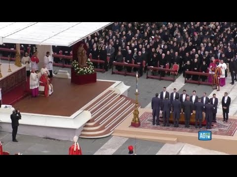 «Santo subito»: il coro della piazza al termine del funerale di Ratzinger