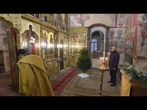 Putin da solo alla cerimonia di Natale nella cattedrale del Cremlino