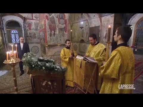 Russia, Putin solo alla messa per il Natale ortodosso a Mosca