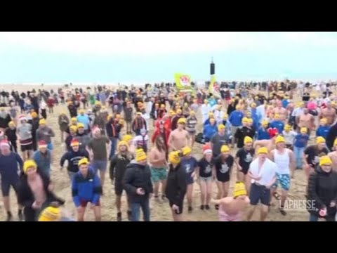 Tremila persone si tuffano nel Mare del Nord per festeggiare il nuovo anno