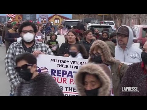 La protesta degli attivisti contro le politiche anti-migranti a El Paso dove è atteso il…