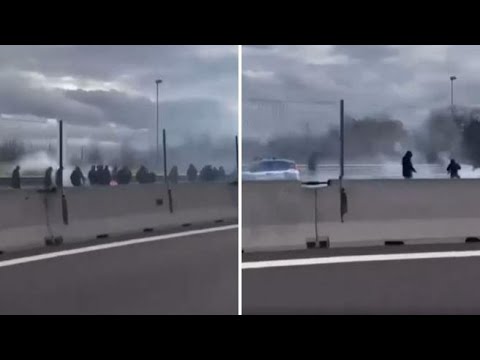 Ultrà incappucciati e fumogeni: gli scontri tra tifosi di Napoli e Roma in autostrada