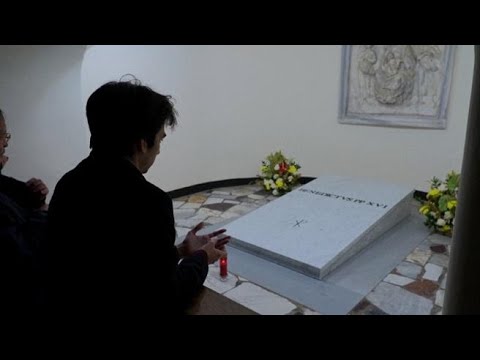 Aperte le Grotte Vaticane: i fedeli in preghiera davanti alla tomba di Benedetto XVI