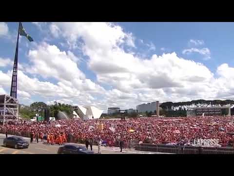 Brasile, Lula arriva alla cerimonia di insediamento: in migliaia ad attenderlo