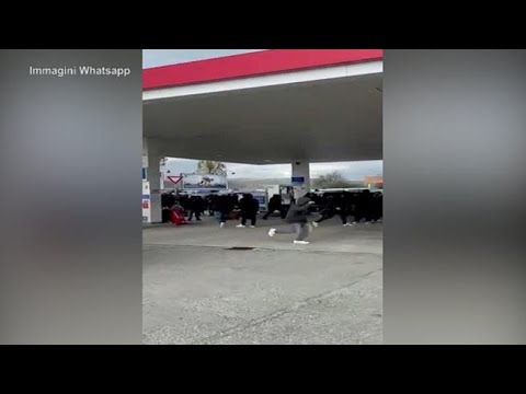 Scontri tra ultras sull’A1, le immagini all’autogrill