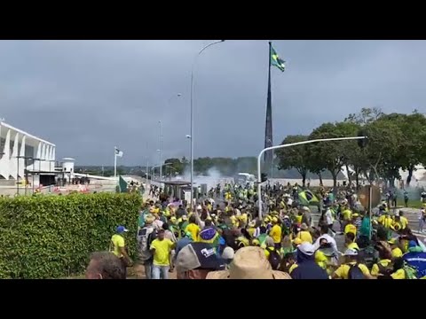 Sostenitori di Bolsonaro assaltano il Parlamento a Brasilia