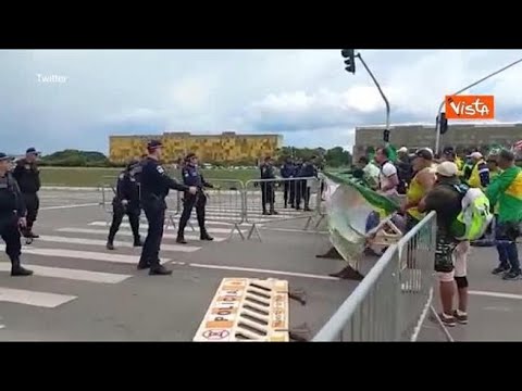 Assalto al Congresso brasiliano, le immagini dei saccheggi dei sostenitori di Bolsonaro