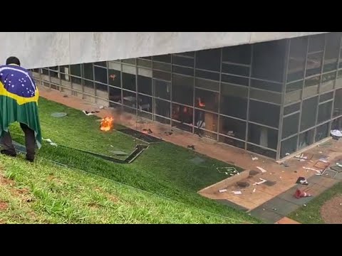 I sostenitori di Bolsonaro appiccano il fuoco al Congresso nazionale
