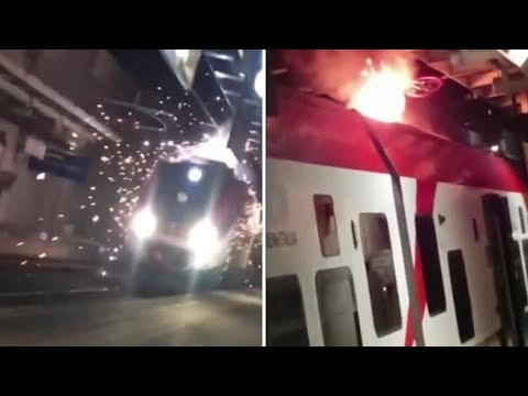 Bicicletta lanciata sul tetto del treno: scoppia l’incendio
