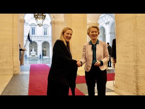 Von der Leyen a Palazzo Chigi: la stretta di mano con Meloni