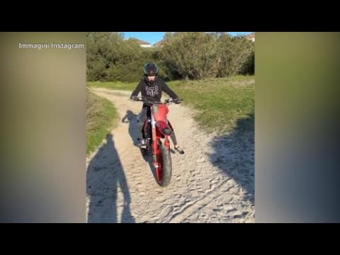 Star del web in moto sulle spiagge (vietate) in Sardegna: è polemica