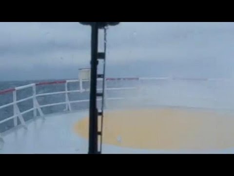 Il viaggio della Ocean Viking verso Ancona: «Onde fino a 6 metri» – il video girato a bordo