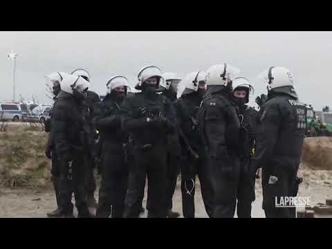 Germania, polizia porta via manifestanti che protestano contro miniera di carbone