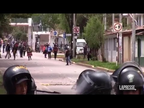 Proteste in Perù, violenti scontri a Cusco tra manifestanti e polizia