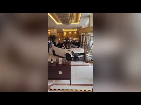 Litiga con lo staff di un hotel di lusso, poi entra con la sua auto nella hall