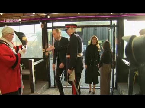 Royal Family, William non risponde alla domanda sul libro del fratello Harry