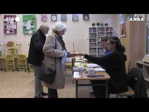 Repubblica ceca, cittadini ai seggi per il primo turno delle Presidenziali