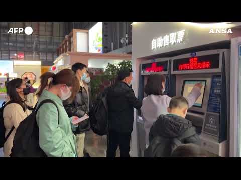 Cina, folla di viaggiatori alla stazione di Suzhou in vista del Capodanno lunare