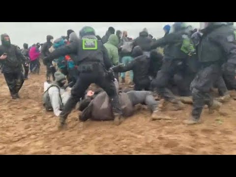 No alla mega miniera di carbone, scontri violenti tra ambientalisti e polizia in Germania