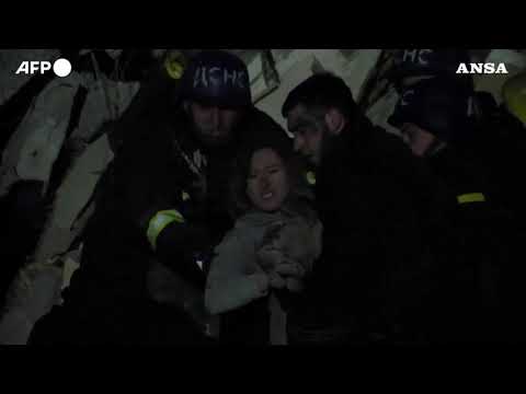 Ucraina, donna salvata da condominio distrutto a Dnipro