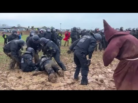 Germania, ambientalisti contro la miniera di carbone: i poliziotti restano intrappolati nel fango