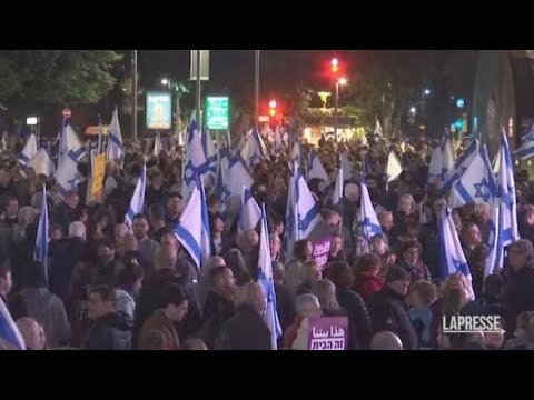 Israele, decine di migliaia protestano contro il governo Netanyahu a Tel Aviv