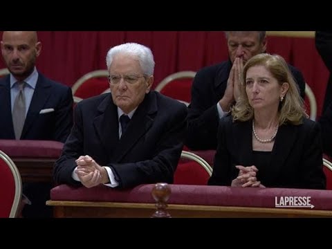 Ratzinger, Mattarella rende omaggio a salma in forma privata