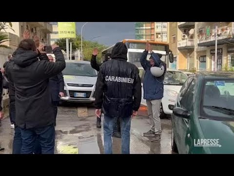Messina Denaro: l’applauso dei palermitani, un uomo batte il cinque al carabiniere