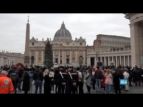 Piazza San Pietro dall’alba al tramonto: il timelapse della lunga fila dei fedeli per Benedetto…
