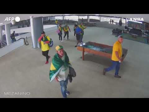 Brasile, l’assalto al Palazzo presidenziale visto dalle telecamere di sicurezza
