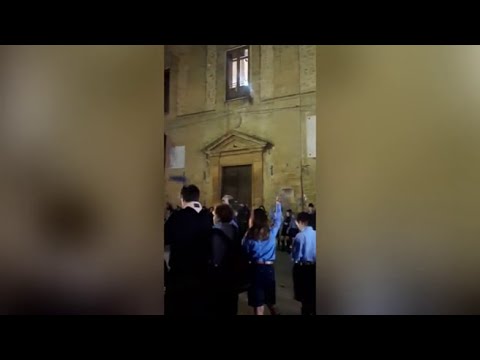 A Castelvetrano sit-in, applausi e inno nazionale per l’arresto di Messina Denaro