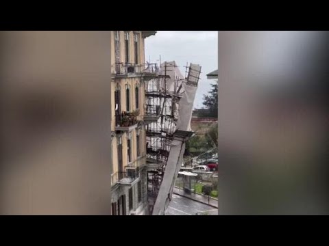 Forte vento a Napoli, in un video il crollo di un’impalcatura