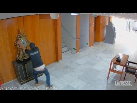 Brasile, l’assalto al Congresso ripreso dalle telecamere di sicurezza
