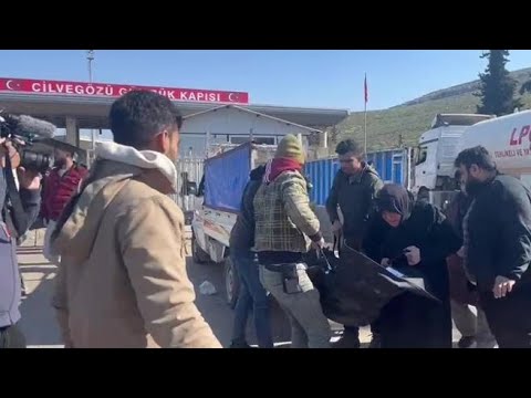 Turchia, una madre siriana riporta a Idlib il corpo del figlio morto nel terremoto