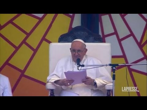 Papa in Africa, allo stadio di Kinshasa incita la folla: «Diciamo no alla corruzione»