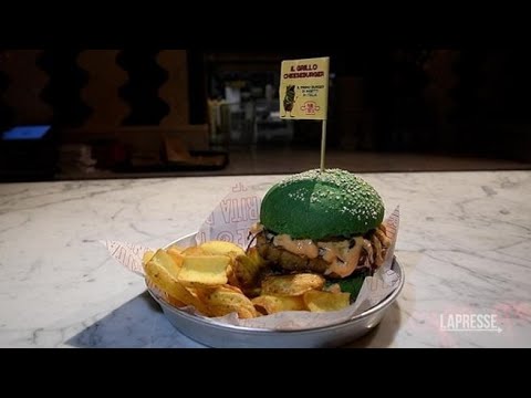 L’hamburger di grillo arriva a Milano e i clienti lo promuovono