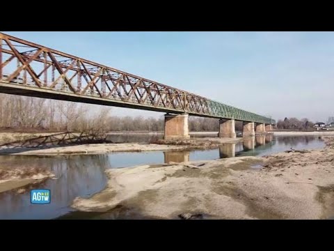 Allarme siccità, preoccupa il Po: le immagini con il drone sopra il ponte della Becca