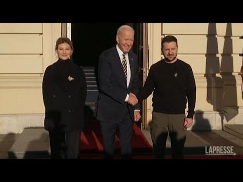 Biden a Kiev, la stretta di mano con Zelensky