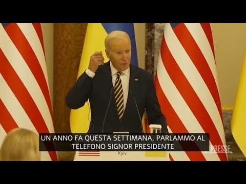 Biden a Kiev: «Un anno dopo la democrazia resiste»