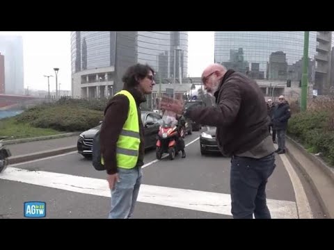Gli attivisti bloccano di nuovo il traffico a Milano, l’automobilista sbotta: «Fuori dai c…»
