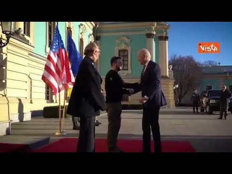 La stretta di mano tra Zelensky e Biden durante l’incontro a sorpresa a Kiev