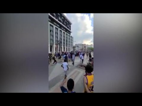Cuba: rapper lancia banconote per strada a L’Avana, si scatena il caos